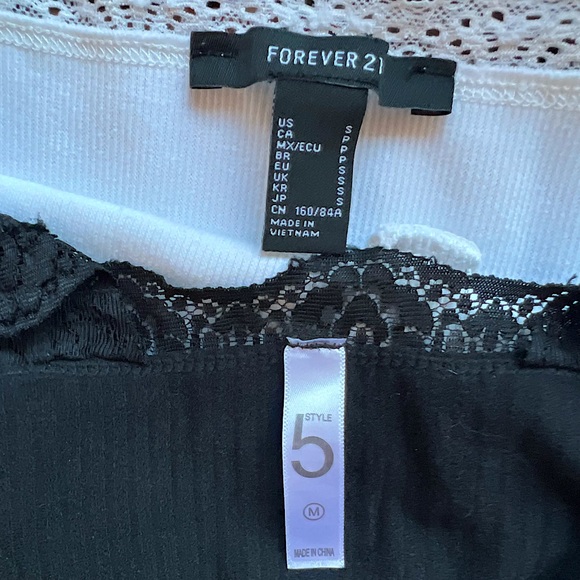 ✨EUC✨2 Pieces - Forever 21 White Crop Top & a Style 5 Black Sports Bra - Small - Picture 3 of 3